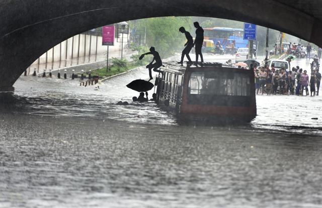 A bus seen stranded under Minto Bridge in New Delhi on July 16, 2018. (HT Archive) A bus seen stranded under Minto Bridge in New Delhi on July 16, 2018. (HT Archive)