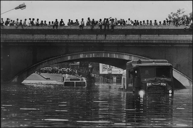 A crane pulls out a submerged DTC bus at Minto Bridge in New Delhi on August 2, 1990. (HT Archive) A crane pulls out a submerged DTC bus at Minto Bridge in New Delhi on August 2, 1990. (HT Archive)