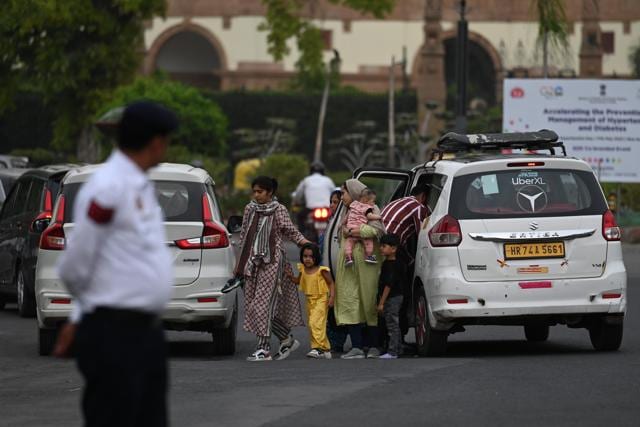 Cabs stop midway to drop off passengers at C- Hexagon, near India Gate on Wednesday. (Sanchit Khanna/ HT Photo) Cabs stop midway to drop off passengers at C- Hexagon, near India Gate on Wednesday. (Sanchit Khanna/ HT Photo)