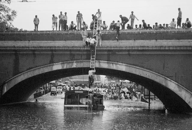 Passenger are rescued from a submerged bus at Minto Bridge on July 7, 1993. (HT Archive) Passenger are rescued from a submerged bus at Minto Bridge on July 7, 1993. (HT Archive)