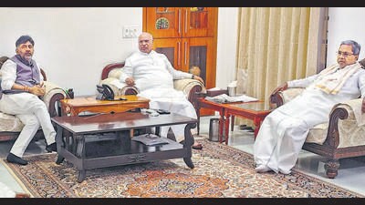 Congress chief Mallikarjun Kharge (centre) with senior party leaders Siddaramaiah (R) and DK Shivakumar in New Delhi. (PTI)