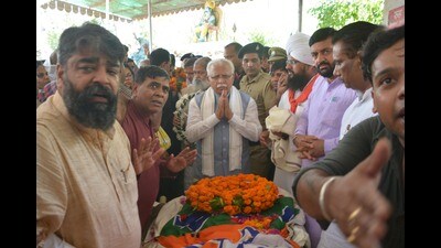 Haryana chief minister Manohar Lal Khattar at the cremation of BJP MP Rattan Lal Kataria at a cremation ground in Manimajra on Friday. (Sant Arora/HT) Haryana chief minister Manohar Lal Khattar at the cremation of BJP MP Rattan Lal Kataria at a cremation ground in Manimajra on Friday. (Sant Arora/HT)