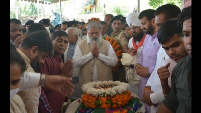 Haryana minister Anil Vij at the cremation of BJP MP Rattan Lal Kataria at a cremation ground in Manimajra on Thursday. (Sant Arora/HT) Haryana minister Anil Vij at the cremation of BJP MP Rattan Lal Kataria at a cremation ground in Manimajra on Thursday. (Sant Arora/HT)