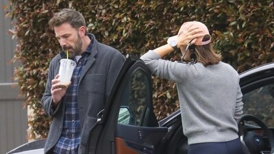 Ben Affleck and ex-wife Jennifer Garner spotted in Brentwood schoolyard (New York Post)