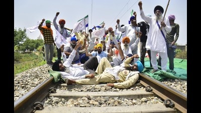The blockade was lifted after around three hours following an assurance of fixing a meeting with the CM at Punjab Bhawan in Chandigarh on May 24. (HT Photo/Sameer Sehgal) The blockade was lifted after around three hours following an assurance of fixing a meeting with the CM at Punjab Bhawan in Chandigarh on May 24. (HT Photo/Sameer Sehgal)