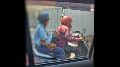 Bengaluru woman working on laptop while riding pillion. (Twitter/@nihar_lohiya) Bengaluru woman working on laptop while riding pillion. (Twitter/@nihar_lohiya)