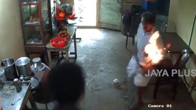 Mobile phone exploded in the pocket of the man while he was having tea at a tea shop. (Twitter/@jayapluschannel) Mobile phone exploded in the pocket of the man while he was having tea at a tea shop. (Twitter/@jayapluschannel)