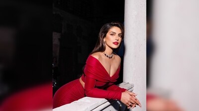 Priyanka Chopra complemented her stunning wardrobe pick for the evening with breathtaking jewellery pieces from their new Mediterranea Collection. (Instagram/@priyankachopra) Priyanka Chopra complemented her stunning wardrobe pick for the evening with breathtaking jewellery pieces from their new Mediterranea Collection. (Instagram/@priyankachopra)