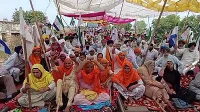 Farmers protest at Devidas Pura in Amritsar (HT Photo)
