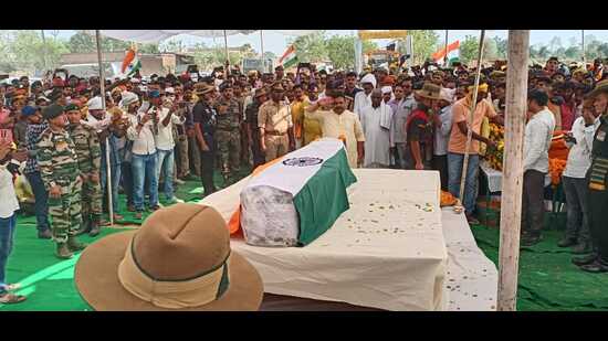 Minister of state (independent charge) for stamp and court fee registration Ravindra Jaiswal and others paying last respects to the martyr in Chandauli on Thursday. (HT)