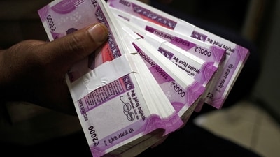 In January 2014, the RBI announced withdrawal from circulation all bank notes issued prior to 2005. (Reuters / File)