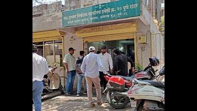 Crowd at Office of Inspector General of Registration and Stamps (IGR) Pune on Friday. (Ravindra Joshi/HT PHOTO) Crowd at Office of Inspector General of Registration and Stamps (IGR) Pune on Friday. (Ravindra Joshi/HT PHOTO)