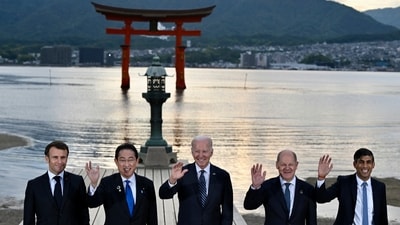 From left, France's President Emmanuel Macron, Japan's Prime Minister Fumio Kishida, U.S. President Joe Biden, Germany's Chancellor Olaf Scholz and Britain's Prime Minister Rishi Sunak visit the Itsukushima Shrine on Miyajima Island in Hatsukaichi, Hiroshima prefecture, western Japan, Friday, May19, 2023. (AP)