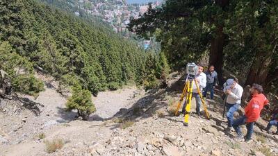 Landslide experts conducting an inspection of cracks in Nainital. (HT Photo) Landslide experts conducting an inspection of cracks in Nainital. (HT Photo)