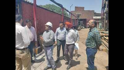 Officials from health and industries departments, along with the Punjab Pollution Control Board, conducting an inquiry. (HT Photo) Officials from health and industries departments, along with the Punjab Pollution Control Board, conducting an inquiry. (HT Photo)