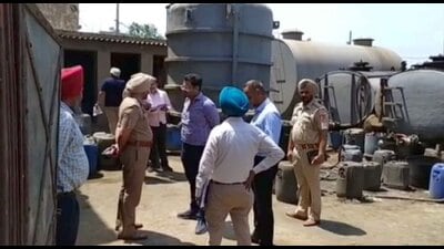 Teams of PPCB and Ludhiana police inspect a chemical godown in Giaspura area on Friday. (HT Photo) Teams of PPCB and Ludhiana police inspect a chemical godown in Giaspura area on Friday. (HT Photo)