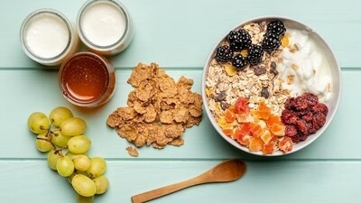 Small, frequent meals: Eating large meals can exacerbate pregnancy nausea. Instead, try eating smaller, more frequent meals throughout the day to keep your stomach settled and prevent hunger-related nausea. (Freepik) Small, frequent meals: Eating large meals can exacerbate pregnancy nausea. Instead, try eating smaller, more frequent meals throughout the day to keep your stomach settled and prevent hunger-related nausea. (Freepik)