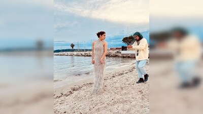 Sara Ali Khan gets captured candidly during her photoshoot in front of a picturesque backdrop. (Instagram/@saraalikhan95) Sara Ali Khan gets captured candidly during her photoshoot in front of a picturesque backdrop. (Instagram/@saraalikhan95)