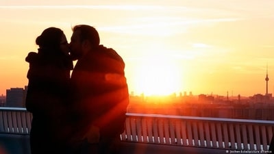 Kissing might be unsanitary, but is still widespread. (Jochen Eckel/picture alliance) Kissing might be unsanitary, but is still widespread. (Jochen Eckel/picture alliance)