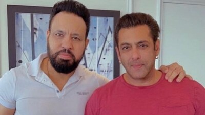 Salman Khan poses with his bodyguard Shera. Salman Khan poses with his bodyguard Shera.