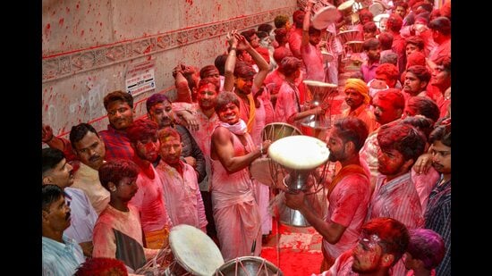 Devotees on the 'Kashi Vishwanath temple premises (File)