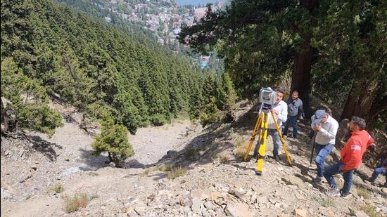 Landslide experts conducting an inspection of cracks in Nainital. (HT Photo)