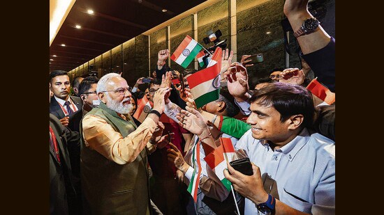 Modi being welcomed by the Indian diaspora in Hiroshima. (PTI)