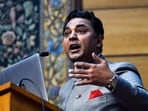 Former Chief economic advisor Krishnamurthy Subramanian said the move to ban <span class='webrupee'>₹</span>2,000 is important. Former Chief economic advisor Krishnamurthy Subramanian said the move to ban <span class='webrupee'>₹</span>2,000 is important.