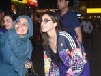 Sara Ali Khan with a fan at the Mumbai airport. Sara Ali Khan with a fan at the Mumbai airport.