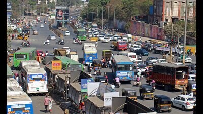 Data by the Pune traffic branch states that 142 persons died in 134 accidents in the city during the past four months. (HT FILE PHOTO)