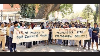 Film and Television Institute of India (FTII) students protest against special screening of The Kerala Story amid heavy police security on Saturday. (Rahul Raut/HT PHOTO) Film and Television Institute of India (FTII) students protest against special screening of The Kerala Story amid heavy police security on Saturday. (Rahul Raut/HT PHOTO)