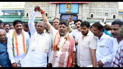 Karnataka Congress chief DK Shivakumar along with Leader of the Opposition in the Karnataka Legislative Assembly and former state Chief Minister Siddaramaiah holds hands during their visit to Sri Chamundeshwari Temple, Mysuru, (ANI) Karnataka Congress chief DK Shivakumar along with Leader of the Opposition in the Karnataka Legislative Assembly and former state Chief Minister Siddaramaiah holds hands during their visit to Sri Chamundeshwari Temple, Mysuru, (ANI)