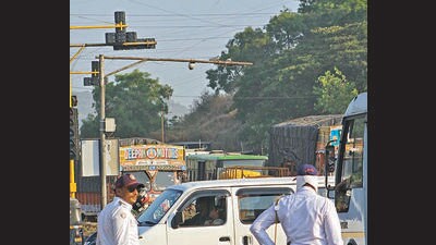 Police officials man traffic at Katraj. (Ravindra Joshi/HT PHOTO) Police officials man traffic at Katraj. (Ravindra Joshi/HT PHOTO)