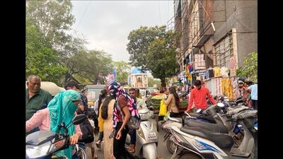 The area near the Arora Towers has become a hotspot for traffic bottlenecks, with businesses also demanding action against the hawkers. (HT PHOTO)
