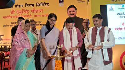 Union ministers of state Anupriya Patel and Devusinh Chauhan inaugurating an event in Varanasi on May 20. (HT photo)