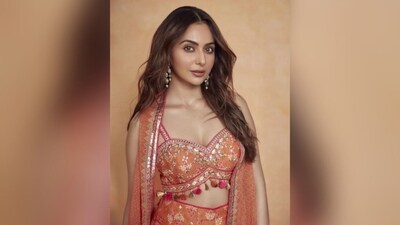 As for accessories, Rakul chose a stunning pair of statement earrings adorned with golden accents and green emeralds, which complemented her traditional attire perfectly. (Instagram/@rakulpreet) As for accessories, Rakul chose a stunning pair of statement earrings adorned with golden accents and green emeralds, which complemented her traditional attire perfectly. (Instagram/@rakulpreet)
