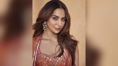 She left her hair down, parted in the middle, with long, luxurious curls gracefully cascading over her shoulders. (Instagram/@rakulpreet) She left her hair down, parted in the middle, with long, luxurious curls gracefully cascading over her shoulders. (Instagram/@rakulpreet)