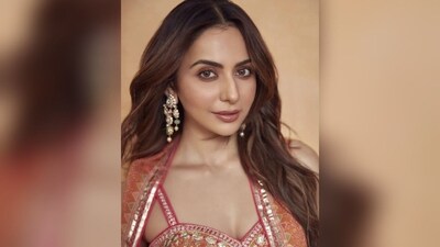 She kept her make up look minimal and decked up in brown eyeshadow, sculpted cheeks, winged eyeliner, voluminous lashes coated with mascara, glowy base, and a glossy lip shade in a brown hue. (Instagram/@rakulpreet) She kept her make up look minimal and decked up in brown eyeshadow, sculpted cheeks, winged eyeliner, voluminous lashes coated with mascara, glowy base, and a glossy lip shade in a brown hue. (Instagram/@rakulpreet)