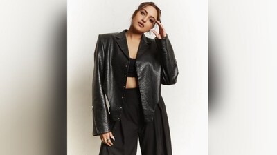 Sonakshi, assisted by makeup artist Heema Dattani, sported a nude eyeshadow look with a dramatic winged eyeliner, contoured cheeks, mascara-coated lashes, and a shade of nude lipstick. (Instagram/@aslisona) Sonakshi, assisted by makeup artist Heema Dattani, sported a nude eyeshadow look with a dramatic winged eyeliner, contoured cheeks, mascara-coated lashes, and a shade of nude lipstick. (Instagram/@aslisona)
