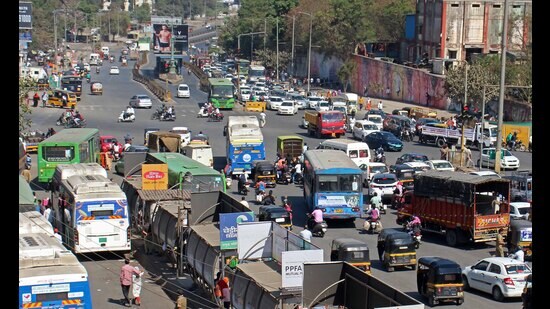 Data by the Pune traffic branch states that 142 persons died in 134 accidents in the city during the past four months. (HT FILE PHOTO)
