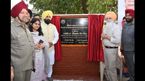 Local Bodies minister Inderbir Singh Nijjar inaugurating Sidhwan canal waterfront phase 2 in Ludhiana on Saturday. (HT Photo)