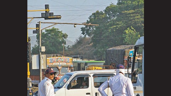 Police officials man traffic at Katraj. (Ravindra Joshi/HT PHOTO)