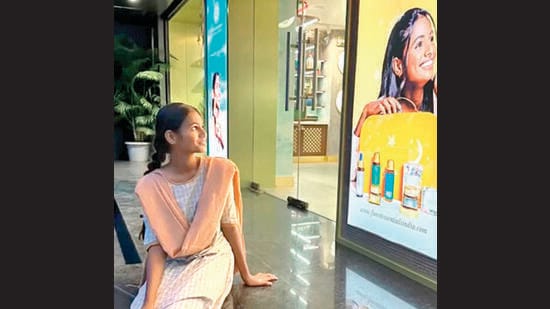 She hopes the exposure will help to get her into the fashion industry. Meanwhile, the paid campaigns allow her and her family to upgrade their living conditions. The recent luxe cosmetic ad earned her ₹35 lakh, some of it split with Hoffman, said Maleesha, some stashed away for her higher education. She lives with her father, Mukesh, her uncle and her younger brother. Her father works in an event management company. (HT PHOTO)