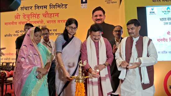 Union ministers of state Anupriya Patel and Devusinh Chauhan inaugurating an event in Varanasi on May 20. (HT photo)