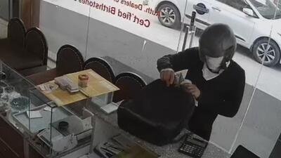 Armed suspect loots jewellery, cash from showroom in Sadar Bazar Armed suspect loots jewellery, cash from showroom in Sadar Bazar