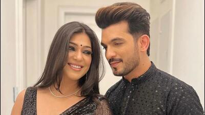 Arjun Bijlani celebrates his 10th marriage anniversary. Arjun Bijlani celebrates his 10th marriage anniversary.