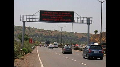 As per the information shared by NHAI Pune, new digital boards have been installed at the beginning of the tunnel and near the New Dari Pul Bridge alerting drivers in different regional languages. (RAVINDRA JOSHI/ HT) As per the information shared by NHAI Pune, new digital boards have been installed at the beginning of the tunnel and near the New Dari Pul Bridge alerting drivers in different regional languages. (RAVINDRA JOSHI/ HT)