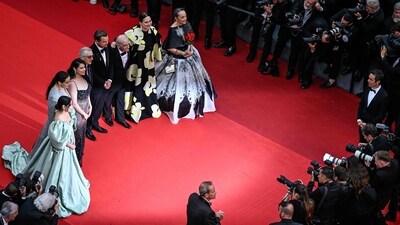 Leonardo DiCaprio posed with actors Jillian Dion, Janae Collins, Cara Jade Myers, Robert De Niro, Lily Gladstone and Tantoo Cardinal on the red carpet. (AFP) Leonardo DiCaprio posed with actors Jillian Dion, Janae Collins, Cara Jade Myers, Robert De Niro, Lily Gladstone and Tantoo Cardinal on the red carpet. (AFP)