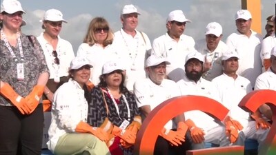 G20 delegates take part in beach cleanup campaign at Juhu beach. (ANI) G20 delegates take part in beach cleanup campaign at Juhu beach. (ANI)