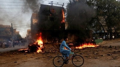 Pak clashes: Police put the death toll in violent clashes to 10 while Khan's party claims 40 of its workers lost their lives. (Reuters)